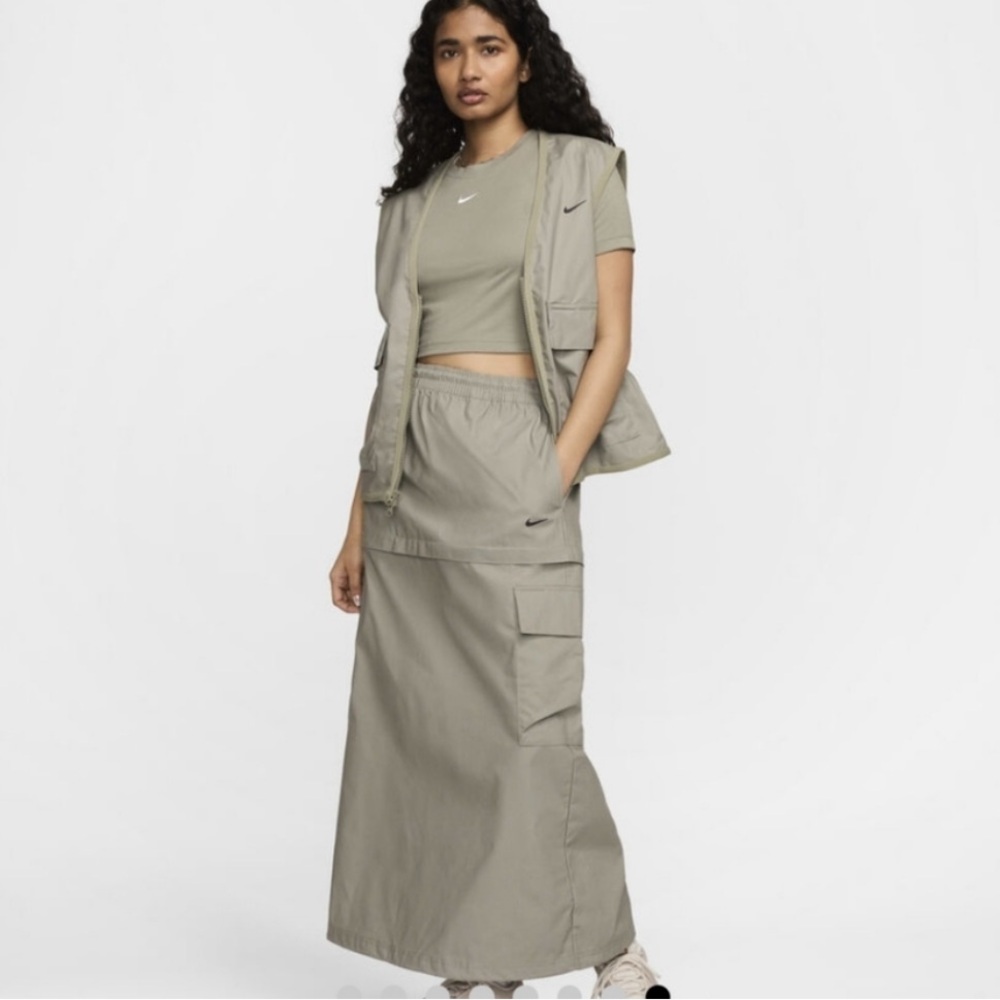 Nike Women's Sportswear Essential Mid-Rise Woven Cargo Midi Skirt green/tan
